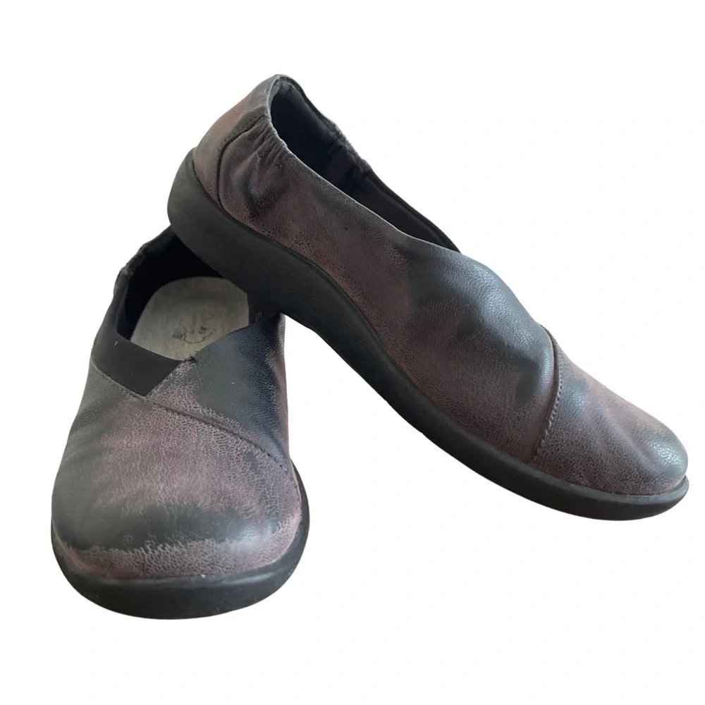 Clark's Cloudsteppers Purple Distress Loafers Soft Cushion Women's 9 Slip On